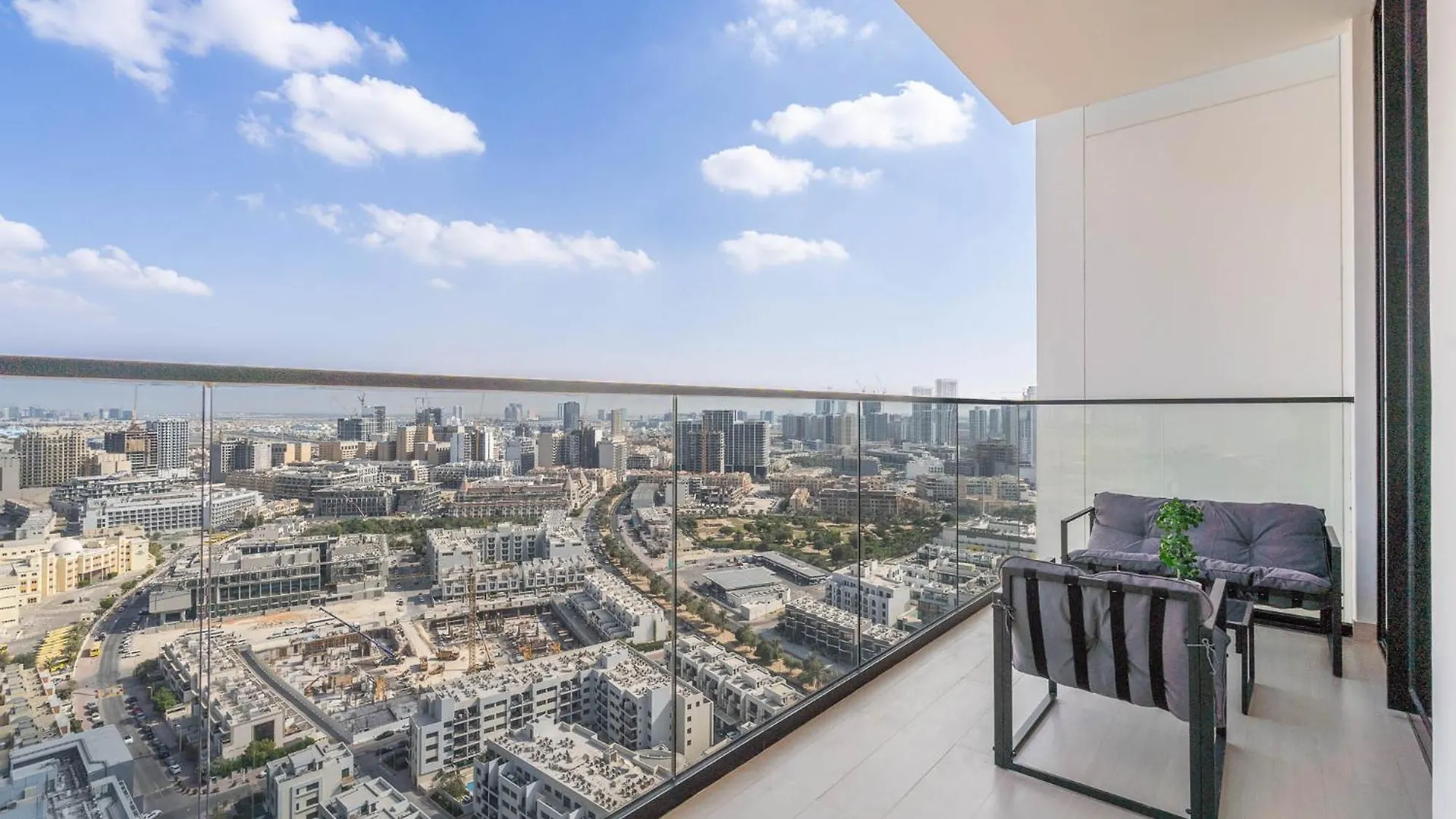 Sky-High Serenity - Stylish 1Bhk - 20Th Floor Dubai Daire